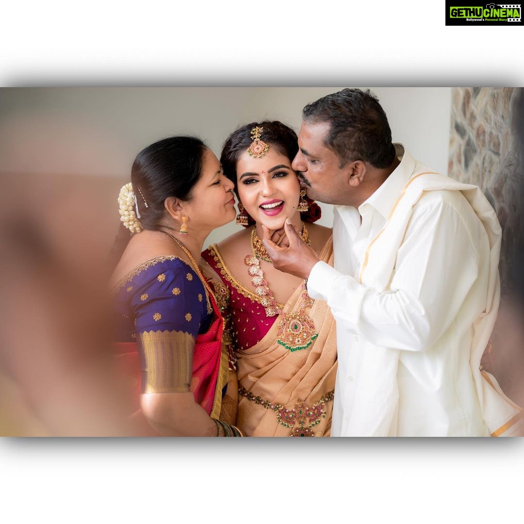 Chaitra Reddy Instagram - 😘FAMILY😘 Where life beings and Love never ends... My parents are my wall of protection My captain my DAD it’s because of you that today, I can call myself a strong and an independent woman. Thank you namma mane Mahalakshmi Amma for all the sacrifices and compromises you made. They give me the strength to do the same Their patience at my wedding thought me lessons to adapt it life long ❤️ Next comes my very own sister and my Bava - they are my second parents who pamper me more than anyone does , they take all my anger, they listen to all my stupid complaints and give solutions to all problems , my comfort is their first priority I know I can’t love u guys the way u guys love me 😭 I love u more than words could describe 😘 Happy birthday @swaroopm316 my sweetest Bava❤️ U keep inspiring me always 😍 ❤️ I Love you all unconditionally ❤️