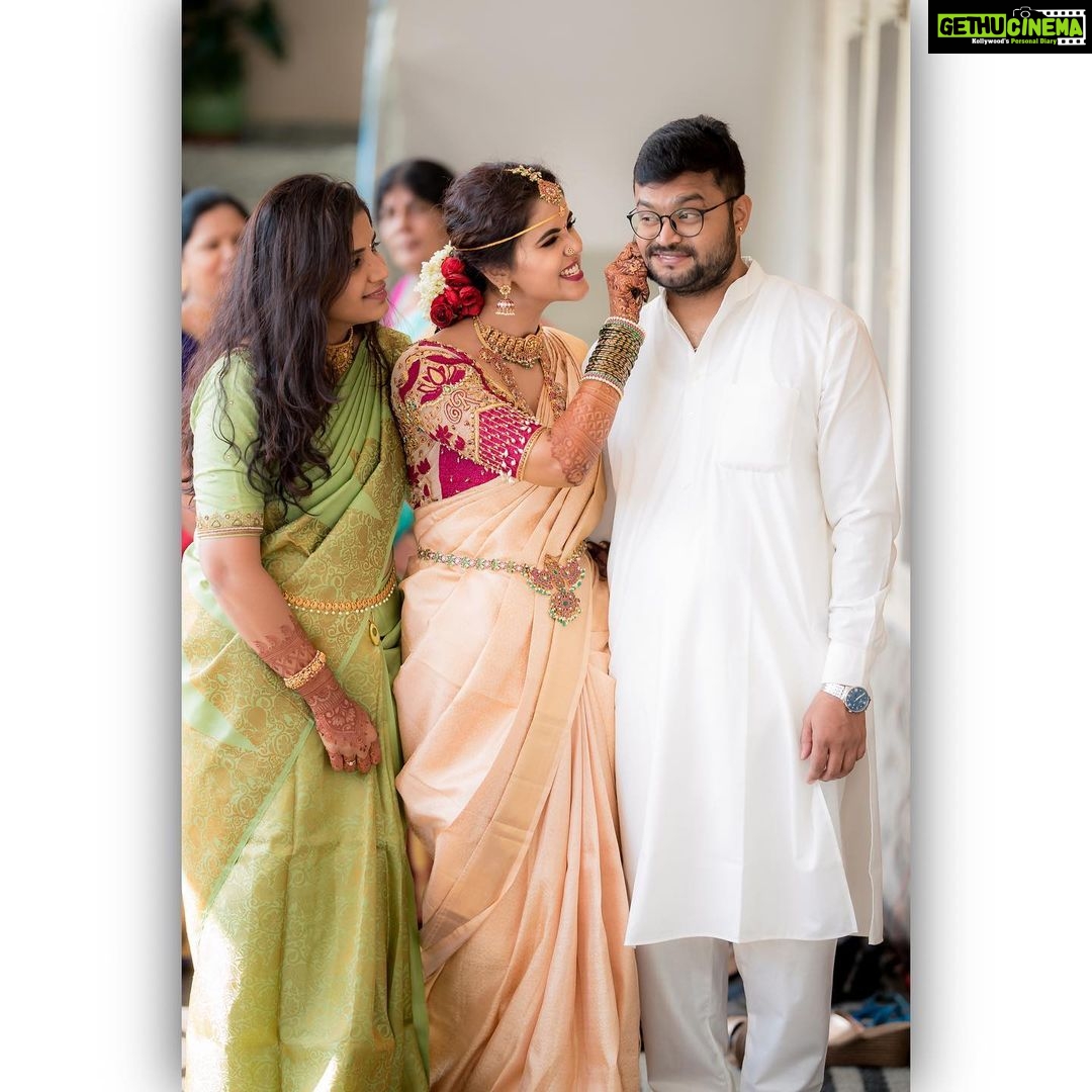 Chaitra Reddy Instagram - 😘FAMILY😘 Where life beings and Love never ends... My parents are my wall of protection My captain my DAD it’s because of you that today, I can call myself a strong and an independent woman. Thank you namma mane Mahalakshmi Amma for all the sacrifices and compromises you made. They give me the strength to do the same Their patience at my wedding thought me lessons to adapt it life long ❤️ Next comes my very own sister and my Bava - they are my second parents who pamper me more than anyone does , they take all my anger, they listen to all my stupid complaints and give solutions to all problems , my comfort is their first priority I know I can’t love u guys the way u guys love me 😭 I love u more than words could describe 😘 Happy birthday @swaroopm316 my sweetest Bava❤️ U keep inspiring me always 😍 ❤️ I Love you all unconditionally ❤️