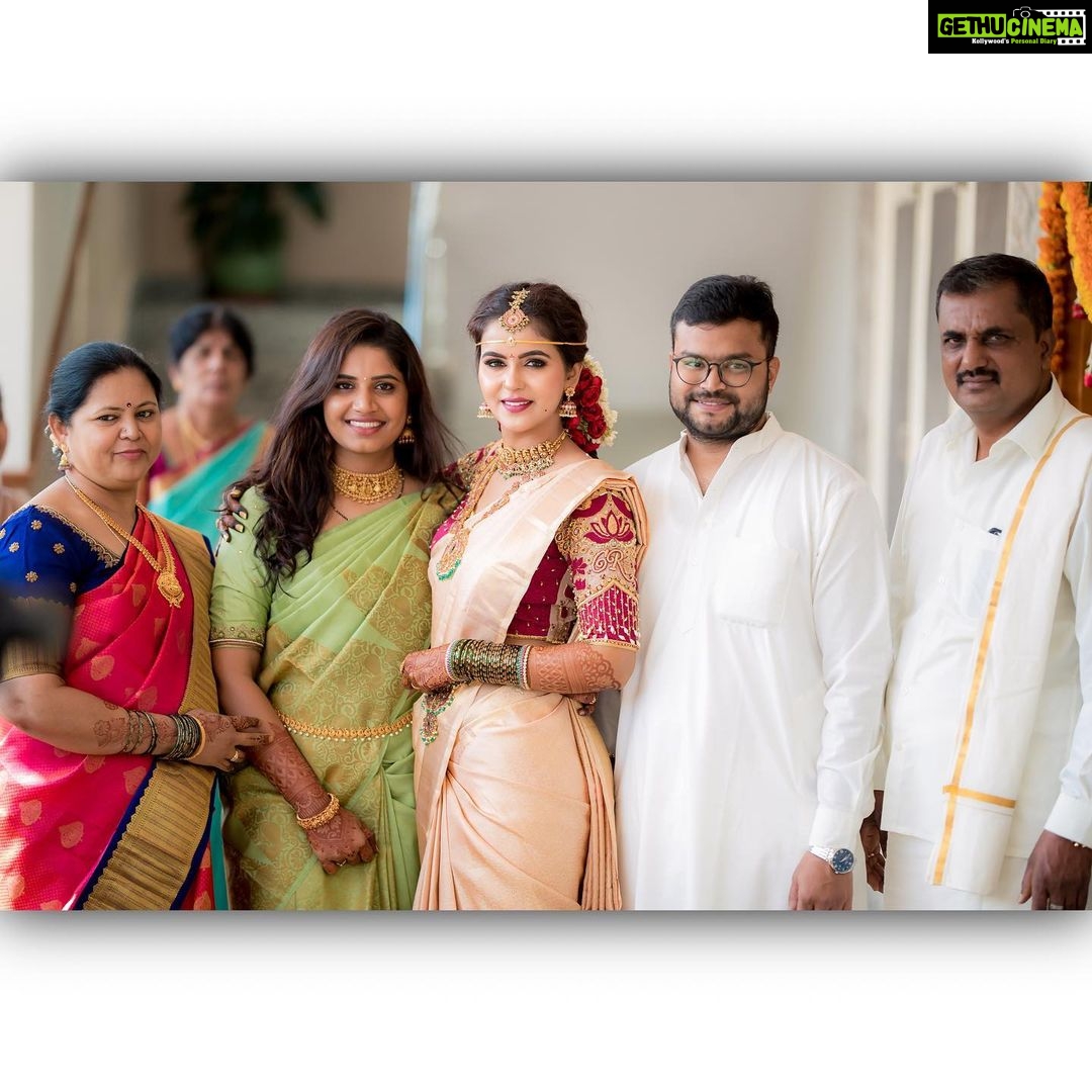 Chaitra Reddy Instagram - 😘FAMILY😘 Where life beings and Love never ends... My parents are my wall of protection My captain my DAD it’s because of you that today, I can call myself a strong and an independent woman. Thank you namma mane Mahalakshmi Amma for all the sacrifices and compromises you made. They give me the strength to do the same Their patience at my wedding thought me lessons to adapt it life long ❤️ Next comes my very own sister and my Bava - they are my second parents who pamper me more than anyone does , they take all my anger, they listen to all my stupid complaints and give solutions to all problems , my comfort is their first priority I know I can’t love u guys the way u guys love me 😭 I love u more than words could describe 😘 Happy birthday @swaroopm316 my sweetest Bava❤️ U keep inspiring me always 😍 ❤️ I Love you all unconditionally ❤️