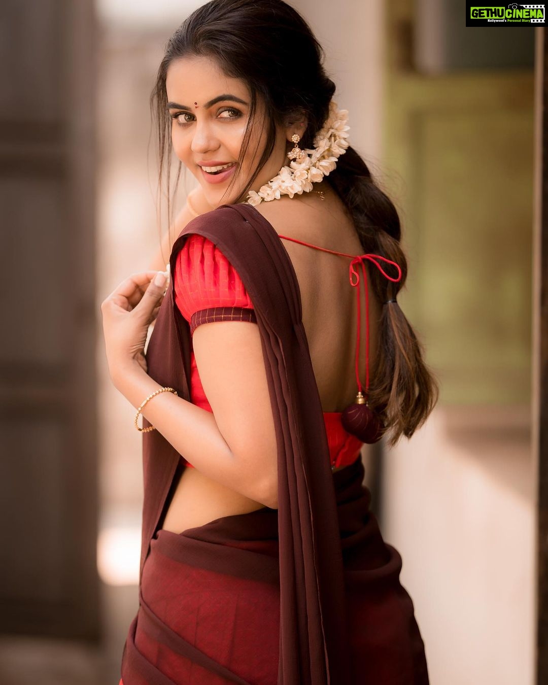 Chaitra Reddy Instagram - Thankyou very much for your love and support dears! . To celebrate this wonderful milestone of my 900K fam I have joined hands with @ivalinmabia to get you all a discount of Rs.500 on your purchase of this Brown and Orange Sitara Half Saree! Grab your halfsaree as soon as possible with this amazing offer!✨ . . . (All conditions apply) Bookings only thru what’s app: +91 99526 79935 *This offer is valid only on 17,18 and 19 of November 2021.