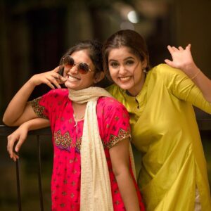 Chaitra Reddy Instagram - Neither every short girl is cute nor every tall girl is hot 😎 Our hunch story 🤪 @nakshathra_official can’t reach me ,if I don’t hunch my back or bend my knees 🤭🙈 Nakshu outfit designed by herself 😃her comfort at most priority 🤭 my cutie pie 🥰 Photography: @camerasenthil 🌸 Costume : @shreelatha_c ❤️ Jewels : @taniga.adornyourself 🌼 CO-model : @nakshathra_official 🥳
