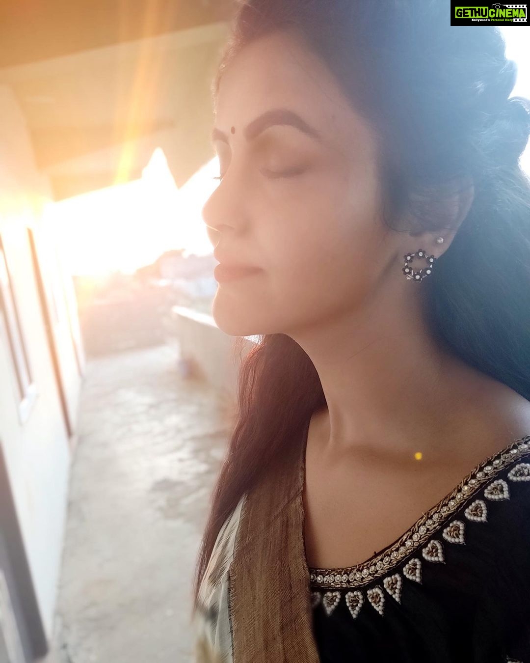 Chaitra Reddy Instagram - Beauty is in the rays of sun. Throwback to one of the beautiful sunsets 🌅 #stayhome #staysafe
