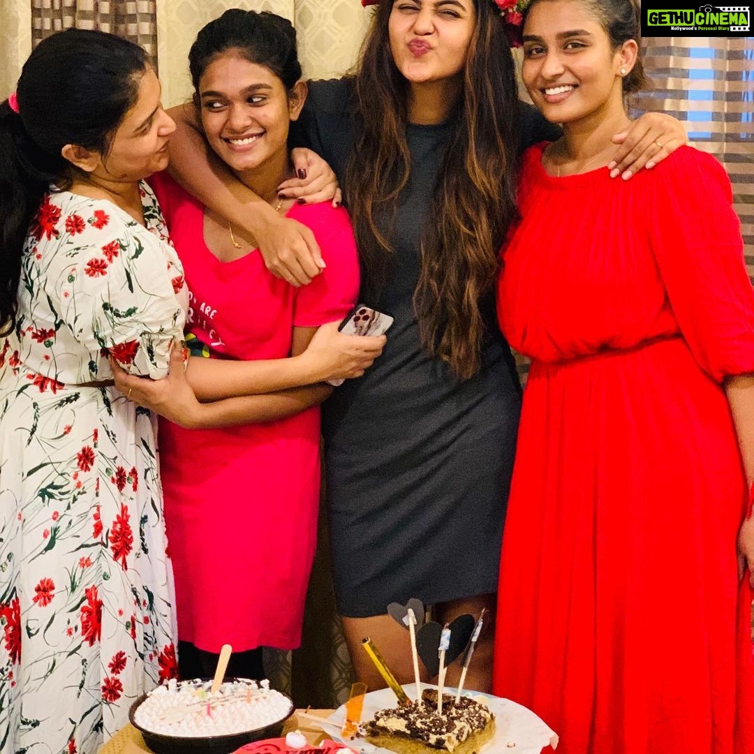 Chaitra Reddy Instagram - 🌸GRATEFUL🌸 Having u guys in my life is my blessing Gave so many memories , for lifetime💕 I can just say I’m blessed to have u guys in my life 🖤❤️ #thankfulgratefulblessed #loveunconditionally❤️