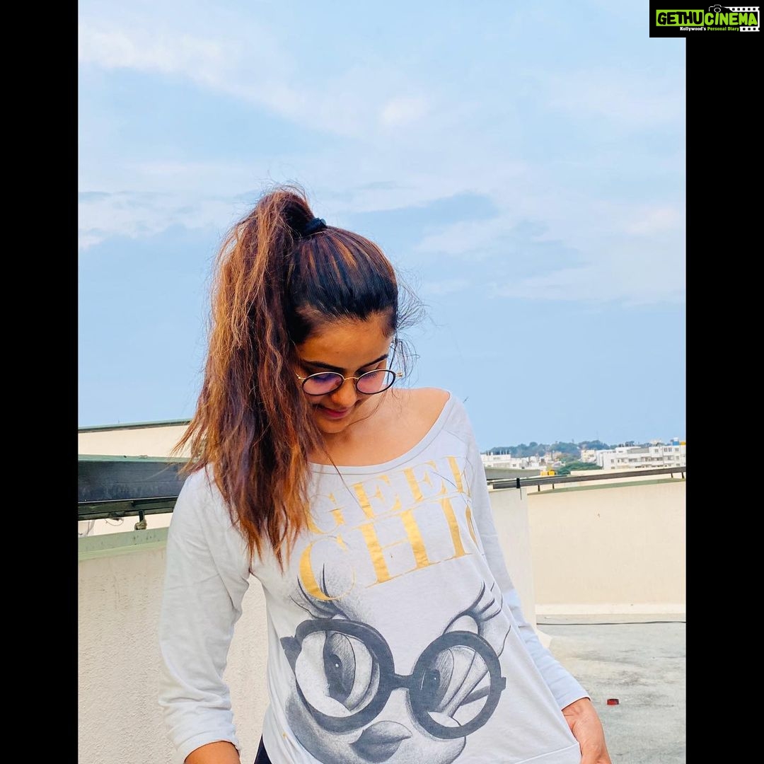 Chaitra Reddy Instagram - Hello 😻here’s little geek chic - telling about her cute little family - 1st comes my father who stand strong in all my moves and supports me for what I do ❤️ 2nd my sister who take all my flaws and calmly put me into right path when ever my life takes a wrong direction ❤️ 3rd finally here comes our super woman who take care of all us the above to keep us moving uninterrupted In our path ❤️ love my family❤️because of them I’m here today , standing firm in the right place 🥰 #family#familyiseverything