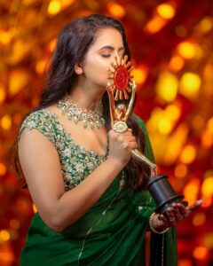 Chaitra Reddy Instagram - It’s ‘BEST HEROINE’ for kayal ☀️

The love which u guys gave me is immense ❤️ 
Thank you @suntv 
And to my entire cast and crew of KAYAL team ❤️ 
Just thank you is not enough to show my gratitude towards this ❤️
Grateful for everything that’s happening around me ❤️

Styled by: @nikhitaniranjan
📸 : @dhanush_photography 
Outfit: @issadesignerstudio
Jewellery: @aaranyarentaljewellery 
Makeup and hair : @vijiknr