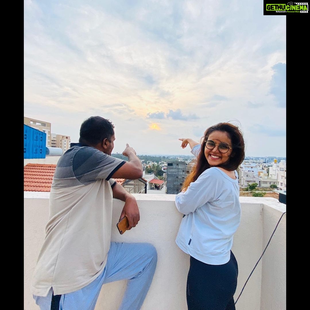 Chaitra Reddy Instagram - Hello 😻here’s little geek chic - telling about her cute little family - 1st comes my father who stand strong in all my moves and supports me for what I do ❤️ 2nd my sister who take all my flaws and calmly put me into right path when ever my life takes a wrong direction ❤️ 3rd finally here comes our super woman who take care of all us the above to keep us moving uninterrupted In our path ❤️ love my family❤️because of them I’m here today , standing firm in the right place 🥰 #family#familyiseverything