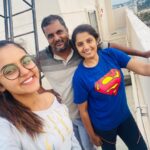 Chaitra Reddy Instagram - Hello 😻here’s little geek chic - telling about her cute little family - 1st comes my father who stand strong in all my moves and supports me for what I do ❤️ 2nd my sister who take all my flaws and calmly put me into right path when ever my life takes a wrong direction ❤️ 3rd finally here comes our super woman who take care of all us the above to keep us moving uninterrupted In our path ❤️ love my family❤️because of them I’m here today , standing firm in the right place 🥰 #family#familyiseverything
