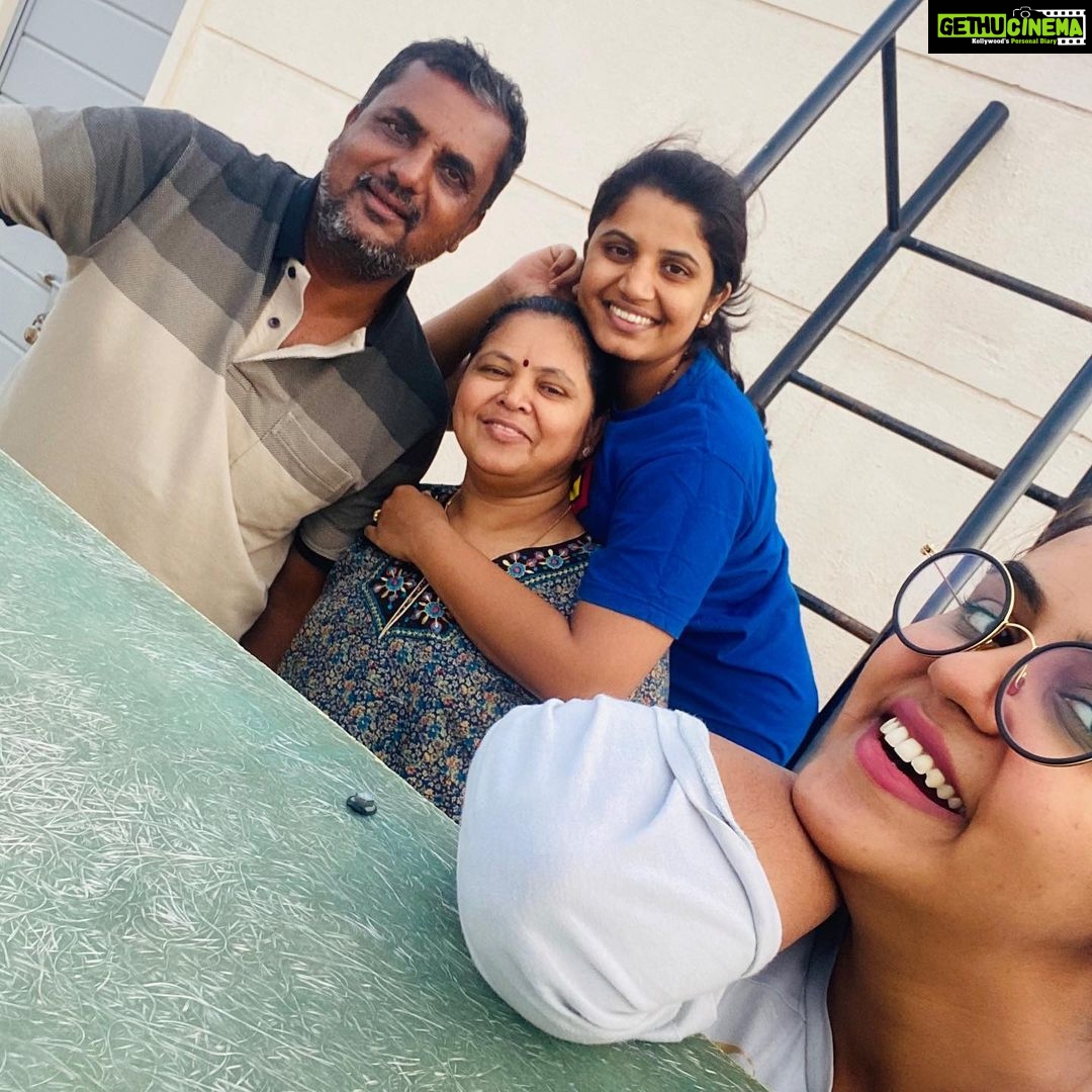 Chaitra Reddy Instagram - Hello 😻here’s little geek chic - telling about her cute little family - 1st comes my father who stand strong in all my moves and supports me for what I do ❤️ 2nd my sister who take all my flaws and calmly put me into right path when ever my life takes a wrong direction ❤️ 3rd finally here comes our super woman who take care of all us the above to keep us moving uninterrupted In our path ❤️ love my family❤️because of them I’m here today , standing firm in the right place 🥰 #family#familyiseverything
