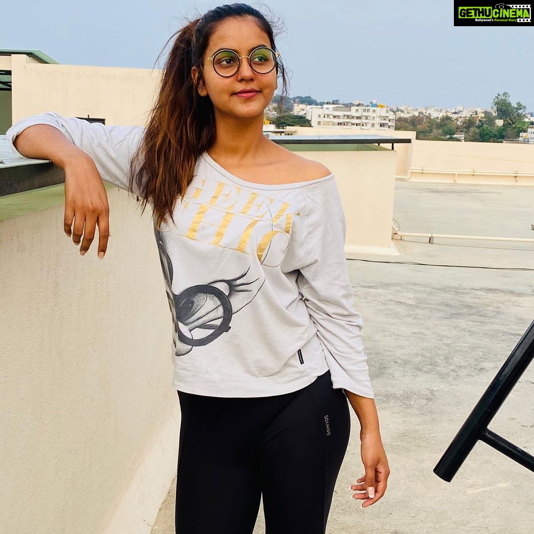 Chaitra Reddy Instagram - Hello 😻here’s little geek chic - telling about her cute little family - 1st comes my father who stand strong in all my moves and supports me for what I do ❤️ 2nd my sister who take all my flaws and calmly put me into right path when ever my life takes a wrong direction ❤️ 3rd finally here comes our super woman who take care of all us the above to keep us moving uninterrupted In our path ❤️ love my family❤️because of them I’m here today , standing firm in the right place 🥰 #family#familyiseverything