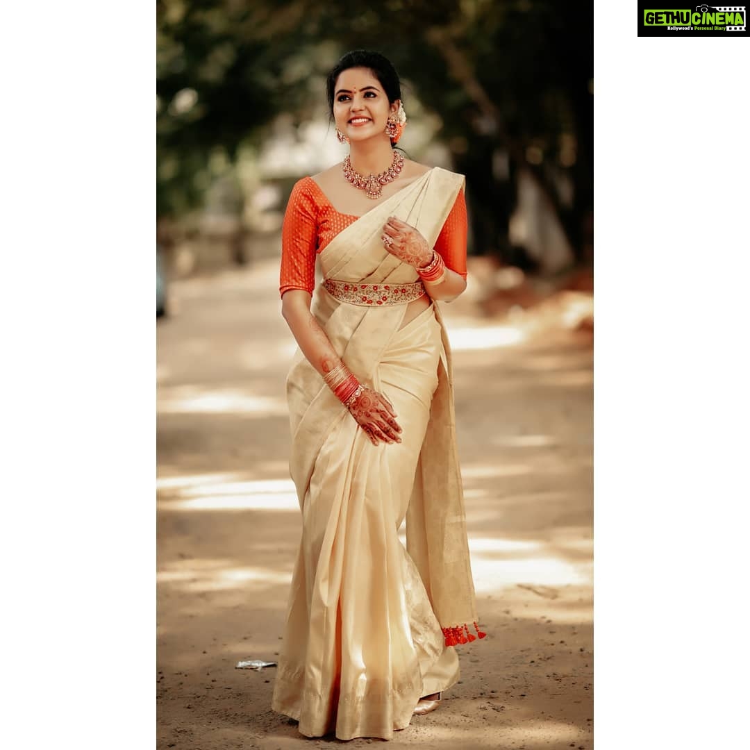 Chaitra Reddy Instagram - Sparkle with your smile (This is what I wore for my sister wedding) Jewellery :@bcos_its_silver thank you so much for this beautiful set of matching jewel's Blouse :@mabia_mb ❤️ Saree :@kandasami_official photography:@sevenqweddings @yahiyasshamsudheen