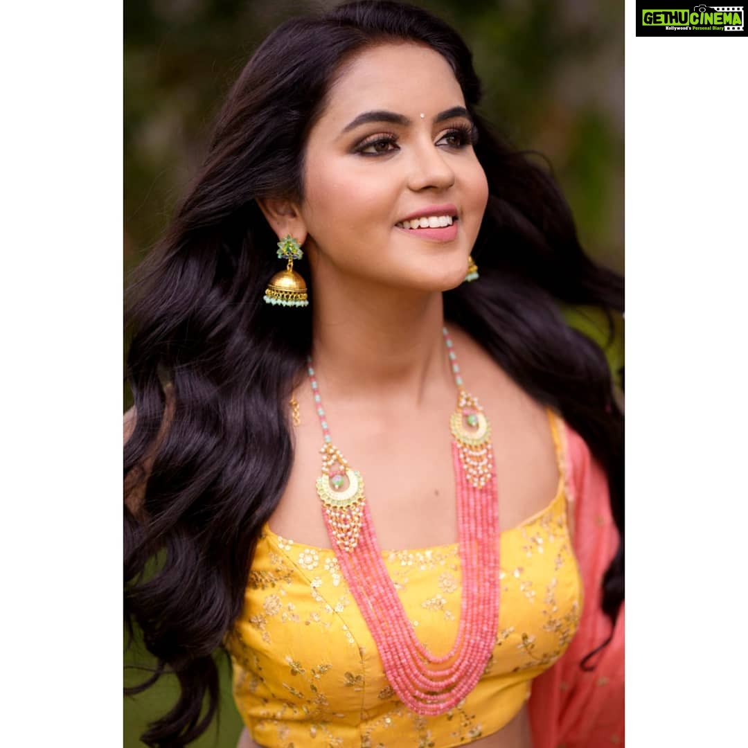 Chaitra Reddy Instagram - ✨G•O•L•D•E•N✨ •• •• •• •• Costumes: @yoshnasbyela Jewelry: @hitharajewelry Mua : @priyadharshini.makeupartist Hairstylist: @nazia_hair_and_makeup Photography: @manikandan.s.t @abhilash_rangi Location: @baywatchb07