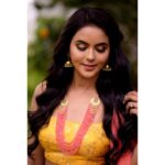Chaitra Reddy Instagram - ✨G•O•L•D•E•N✨ •• •• •• •• Costumes: @yoshnasbyela Jewelry: @hitharajewelry Mua : @priyadharshini.makeupartist Hairstylist: @nazia_hair_and_makeup Photography: @manikandan.s.t @abhilash_rangi Location: @baywatchb07