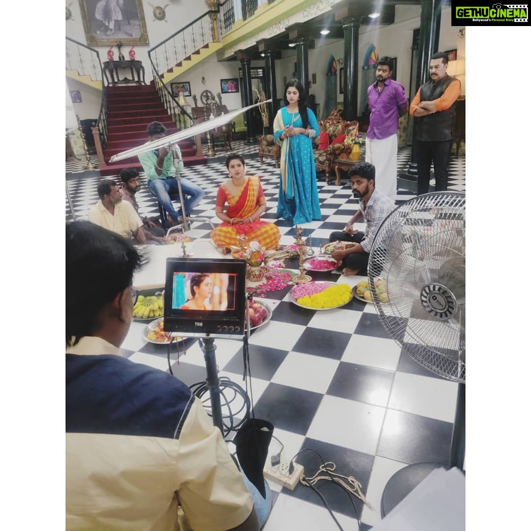 Chaitra Reddy Instagram - •°What we get to see and what is the actual scenario is completely different ! •° •° •° •° •° •° So much of hard work ,many people efforts to get one small or a big scene shoot , what we see on frame is so beautiful but to make it look beautiful - behind the camera I get to see many people sweating head to toe ! This post is to say my recent love towards being a technician has increased ! I'm looking forward to become a hard working technician in future 😍 so much love to all the technicians there ♥️who can work so effortless 😘 Dedicating to all the technicians and to my super cool technician @rakeshsamalafilms 💕•°