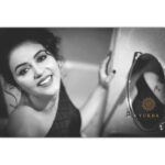 Chaitra Reddy Instagram - ▪️B-L-A-C-K▪️ . . . Costume @yukbafashion Designer @balaji_manickam1 MUA @ramya_mua PC @pugaipadam_manojsekar Special thank to @prasanna_pj_yukba . . . #zeefamilyaward2018#zeetamil