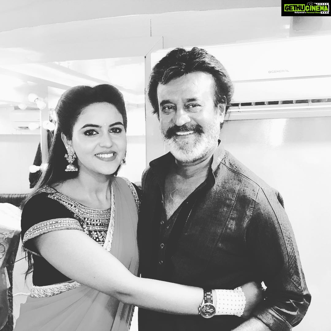 Chaitra Reddy Instagram - Millions of best wishes, success and health to a super Star on his special day 😍♥️🎉A very happy birthday Rajani Sir 😘 #specialday #specialfeeling #finewine #thalaivar #birthdayvibes #happybirthday 😍♥️🎉🎂#hbdthalaivarsuperstarrajinikanth#rajanisirfan❤️#rajinisir❤️