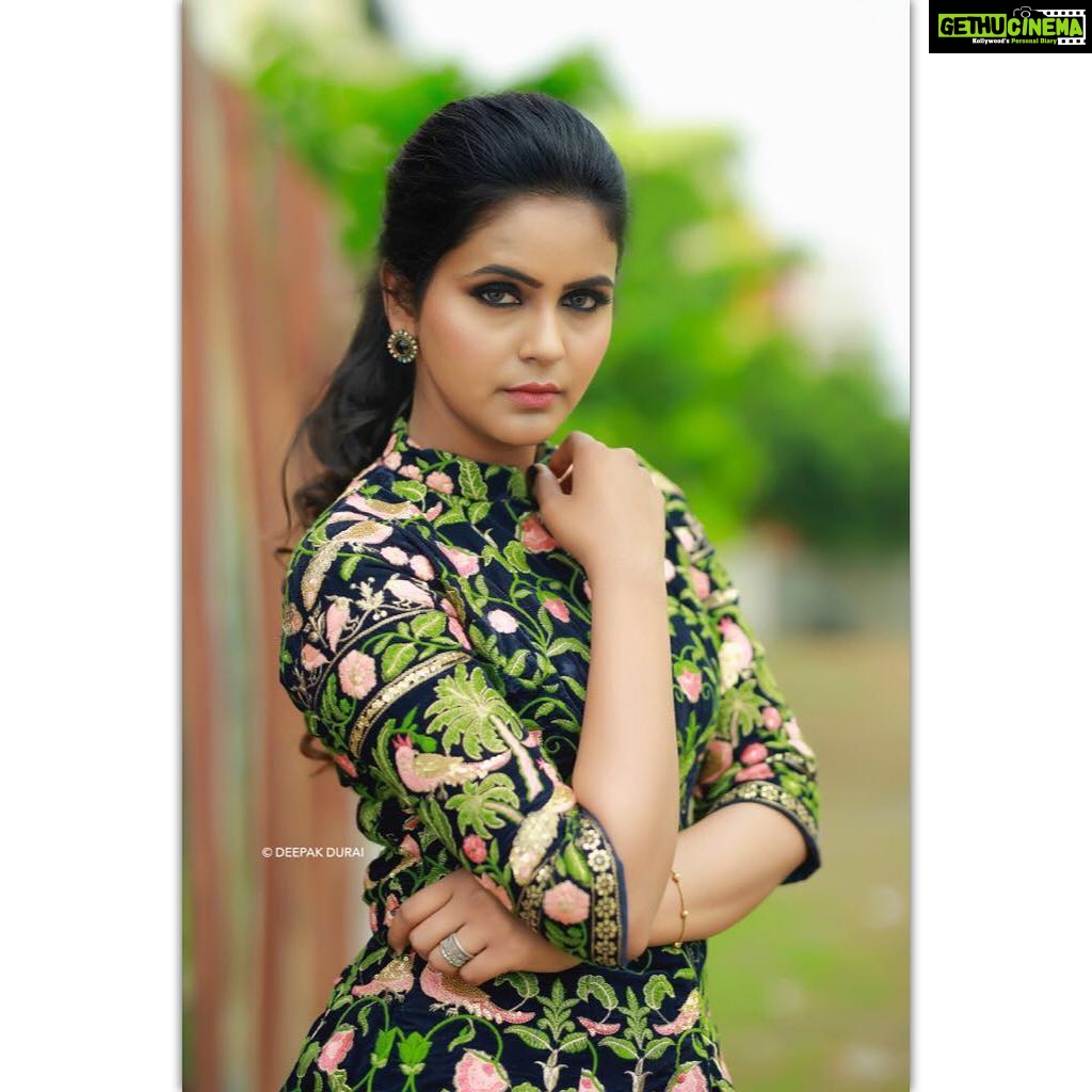 Chaitra Reddy Instagram - ............👗Attire👗............... For #zeefamilyaward2018#zeetamil#zeetamiltelevision ▪️Costume by : @yukbafashion 😍@prasanna_pj_yukba ▪️Photography : @deepak_durai_photography😍 ▪️Flawless look by my darling @ramya_mua(thank you dolly)♥️