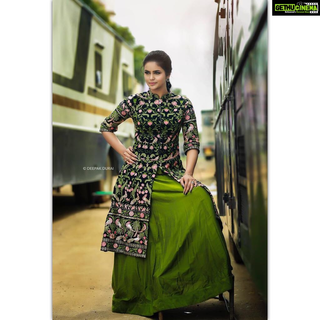 Chaitra Reddy Instagram - ............👗Attire👗............... For #zeefamilyaward2018#zeetamil#zeetamiltelevision ▪️Costume by : @yukbafashion 😍@prasanna_pj_yukba ▪️Photography : @deepak_durai_photography😍 ▪️Flawless look by my darling @ramya_mua(thank you dolly)♥️