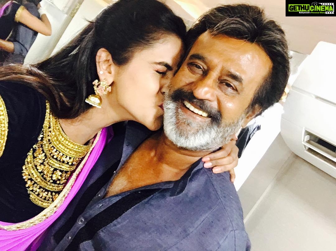 Chaitra Reddy Instagram - The happiness within is nothing less than touching the sky 🌌😍😎 meeting such personality made my day ❤😘😘 #kaala #Thalaivar #Rajanisir #superstar #inspiration#kaalakarikaalan #lotsoflove#kaala 😍😍😍
