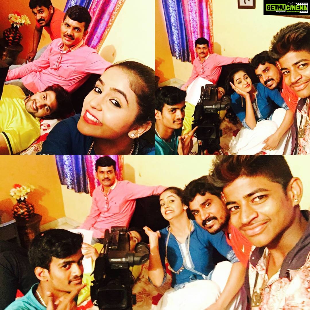 Chaitra Reddy Instagram - It's selfie time with my technicians on the set πππ₯π· they are the backbone of AMS,& Huge technical support from these guysπππ #my_ppl #fun_onset #shoot_timeπ₯ #technitiansteam #we_arefamily π€ππππβ
