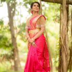 Chaitra Reddy Instagram – 🌸

Mua @sharanyas_makeupartistry
Hair @kalyani_hairstylist
Saree @prahlasilks
Blouse @tweety_threads
Flowers @poovai_bridal_flowers
Jewelry @fineshinejewels 
Lens @camerasenthil