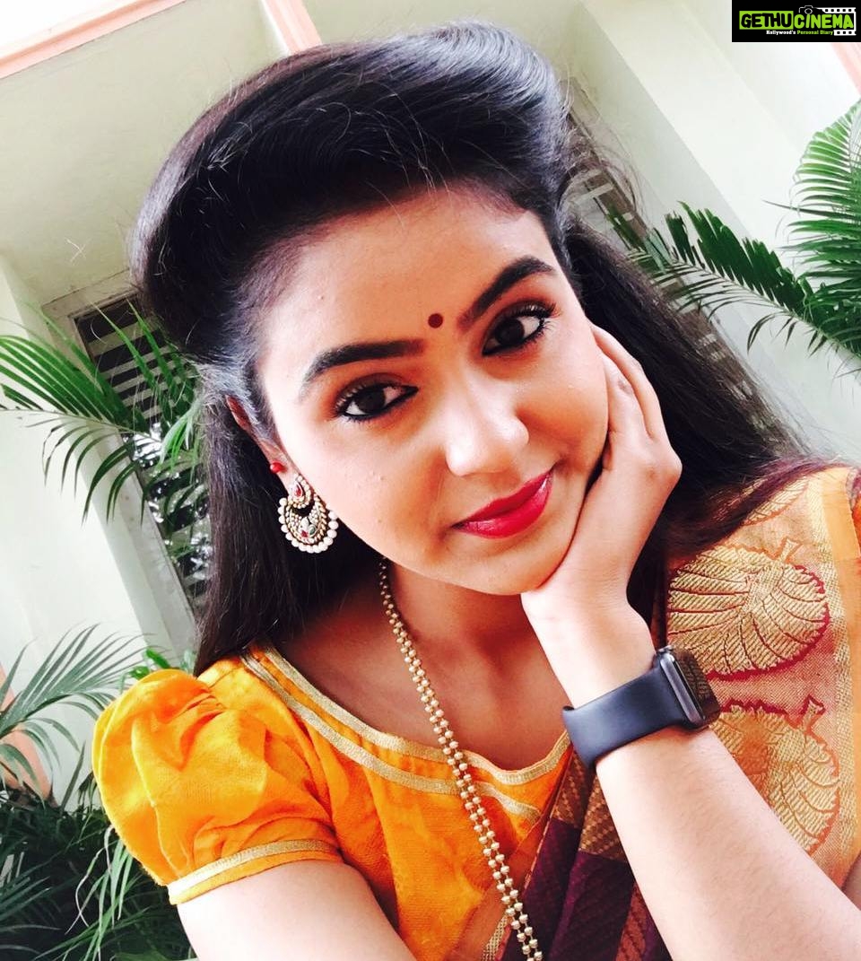 Chaitra Reddy Instagram - My energy is always high when I am on set 🤗😇✌😘 rather than being lazy 😝😜😄 #on_the_set #selfie #workmodeon #hereiam 😘✌💝😍🤗😇😘😘