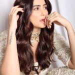 Daisy Shah Instagram - About last night ✨ . . . Outfit: @ridhimabhasinofficial Jewellery: @aquamarine_jewellery Styled by: @trishadjani Mua: @bugsbunny_17 Hair: @pathaksushama 📸: @therahulsharma . . . #umang2022 #daisyshah