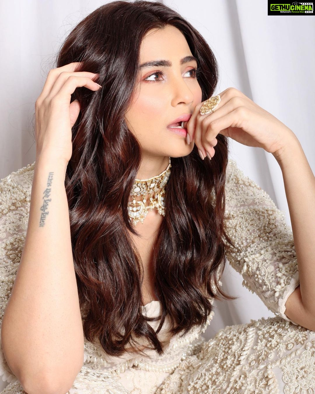 Daisy Shah Instagram - About last night ✨ . . . Outfit: @ridhimabhasinofficial Jewellery: @aquamarine_jewellery Styled by: @trishadjani Mua: @bugsbunny_17 Hair: @pathaksushama 📸: @therahulsharma . . . #umang2022 #daisyshah