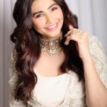 Daisy Shah Instagram - About last night ✨ . . . Outfit: @ridhimabhasinofficial Jewellery: @aquamarine_jewellery Styled by: @trishadjani Mua: @bugsbunny_17 Hair: @pathaksushama 📸: @therahulsharma . . . #umang2022 #daisyshah