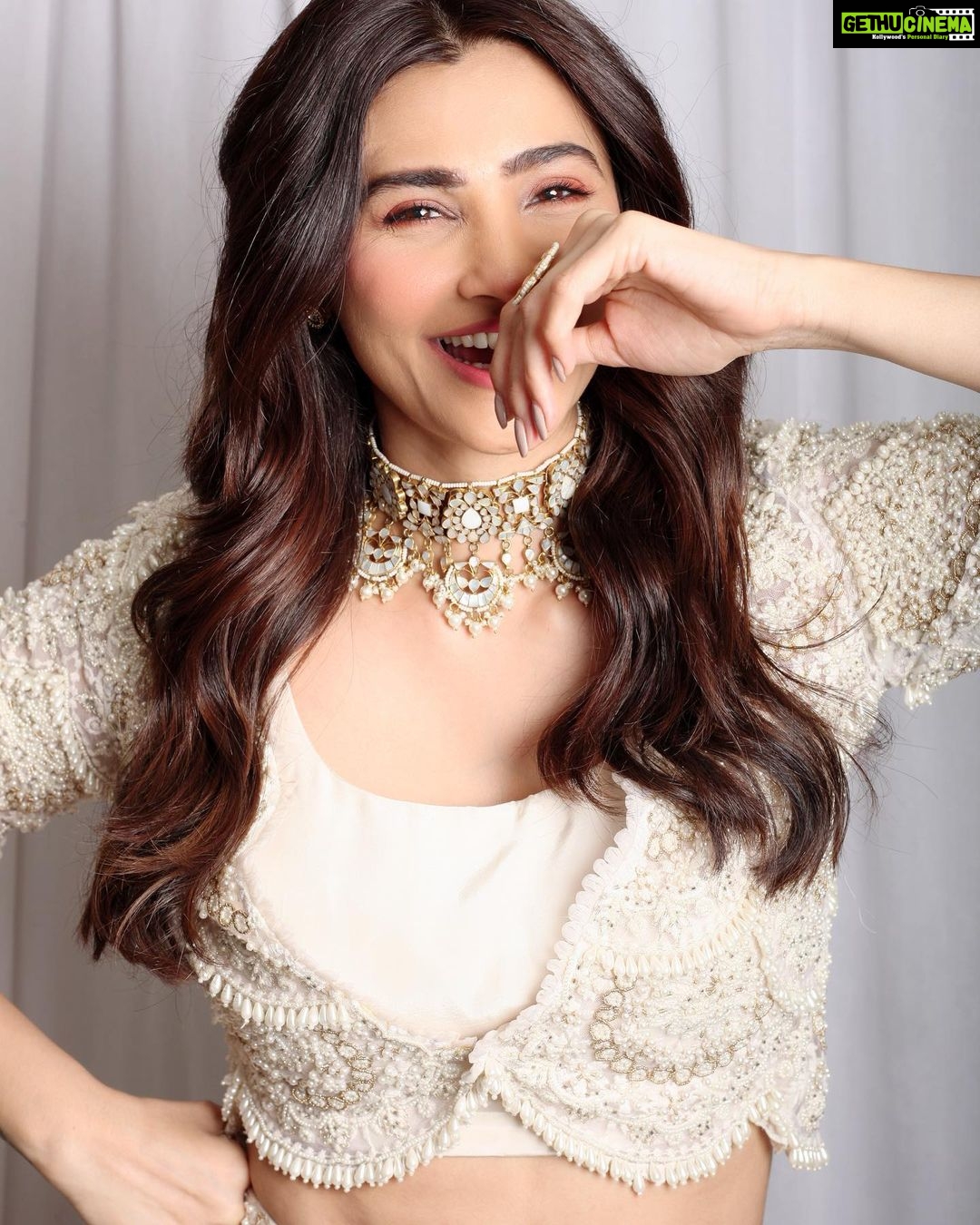 Daisy Shah Instagram - About last night ✨ . . . Outfit: @ridhimabhasinofficial Jewellery: @aquamarine_jewellery Styled by: @trishadjani Mua: @bugsbunny_17 Hair: @pathaksushama 📸: @therahulsharma . . . #umang2022 #daisyshah