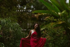 Darshana Rajendran Instagram - Thank you for the love for my first #smallthingswithbigpeople post. It’s pushed me to jump on to my next. 

The next collaboration is something I did with a bunch of artists I admire, but in a space that I’ve always been awkward about. My friends joke about my Instagram page being like a movie theatre wall with just film posters, so here are a few photographs of my face wearing @roukabysreejithjeevan’s most beautiful saree and @annahmolbyannahmol’s lovely Rowan leaf earrings, that my very talented friend @aishwaryashok shot.

Best company in @dignifiedrepose, Happy, Valentine and the green at @oldharbourhotel :) 

#smallthingswithbigpeople