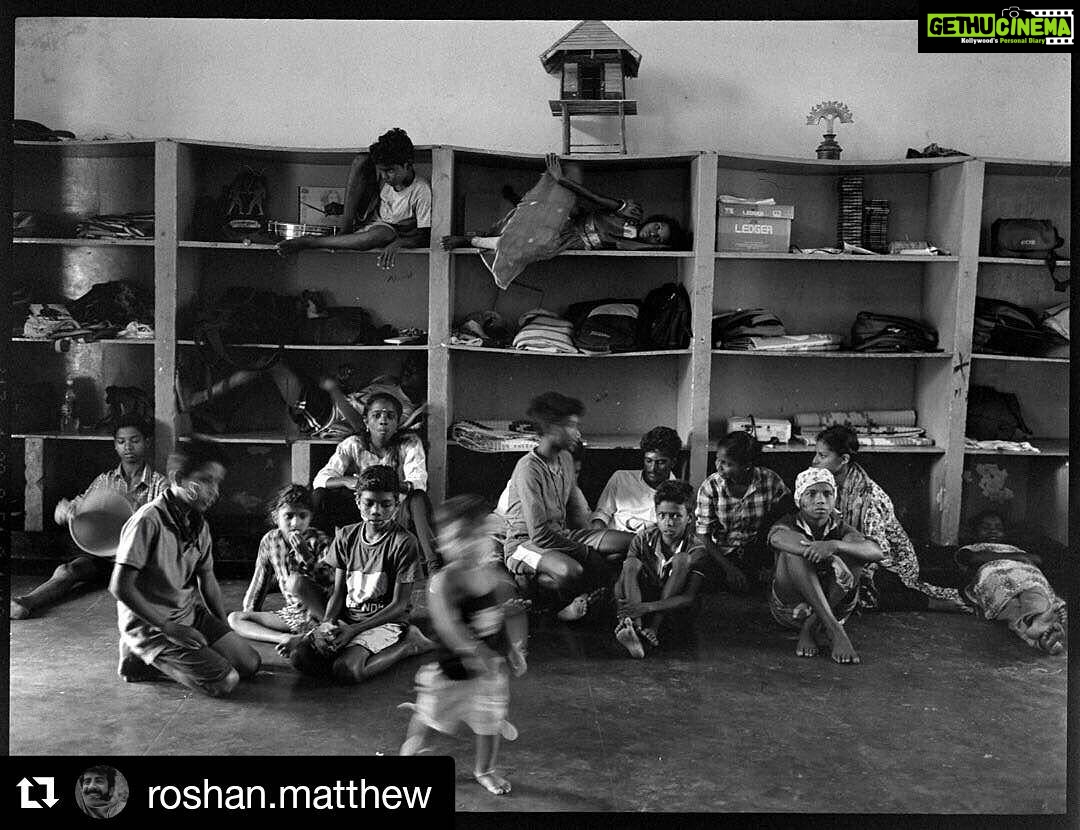 Darshana Rajendran Instagram - This lovely lovely photograph that @shashankjayaprasad took makes me miss Kanavu and the kids so much. #Repost @roshan.matthew with @repostapp ・・・ Little story tellers Tucked away in shelves Little boss lady The world on her shoulders Photograph- @shashankjayaprasad #kanavu