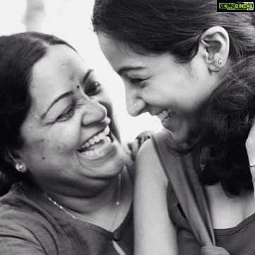 Darshana Rajendran Instagram - IT'S MY BEST FRIEND'S BIRTHDAYYYY! :)