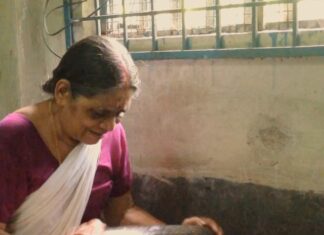 Darshana Rajendran Instagram - Amooma making the yummiest chammandi in the world