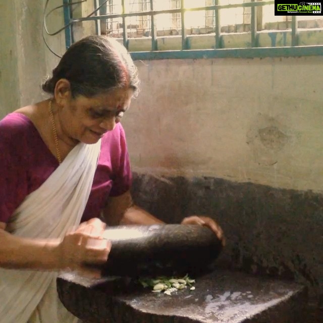 Darshana Rajendran Instagram - Amooma making the yummiest chammandi in the world