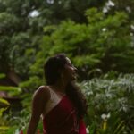 Darshana Rajendran Instagram - Thank you for the love for my first #smallthingswithbigpeople post. It’s pushed me to jump on to my next. The next collaboration is something I did with a bunch of artists I admire, but in a space that I’ve always been awkward about. My friends joke about my Instagram page being like a movie theatre wall with just film posters, so here are a few photographs of my face wearing @roukabysreejithjeevan’s most beautiful saree and @annahmolbyannahmol’s lovely Rowan leaf earrings, that my very talented friend @aishwaryashok shot. Best company in @dignifiedrepose, Happy, Valentine and the green at @oldharbourhotel :) #smallthingswithbigpeople Old Harbour Hotel, Kochi, India