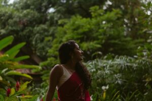 Darshana Rajendran Instagram - Thank you for the love for my first #smallthingswithbigpeople post. It’s pushed me to jump on to my next. 

The next collaboration is something I did with a bunch of artists I admire, but in a space that I’ve always been awkward about. My friends joke about my Instagram page being like a movie theatre wall with just film posters, so here are a few photographs of my face wearing @roukabysreejithjeevan’s most beautiful saree and @annahmolbyannahmol’s lovely Rowan leaf earrings, that my very talented friend @aishwaryashok shot.

Best company in @dignifiedrepose, Happy, Valentine and the green at @oldharbourhotel :) 

#smallthingswithbigpeople