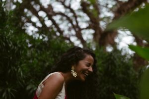 Darshana Rajendran Instagram - Thank you for the love for my first #smallthingswithbigpeople post. It’s pushed me to jump on to my next. 

The next collaboration is something I did with a bunch of artists I admire, but in a space that I’ve always been awkward about. My friends joke about my Instagram page being like a movie theatre wall with just film posters, so here are a few photographs of my face wearing @roukabysreejithjeevan’s most beautiful saree and @annahmolbyannahmol’s lovely Rowan leaf earrings, that my very talented friend @aishwaryashok shot.

Best company in @dignifiedrepose, Happy, Valentine and the green at @oldharbourhotel :) 

#smallthingswithbigpeople