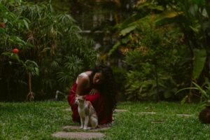 Darshana Rajendran Instagram - Thank you for the love for my first #smallthingswithbigpeople post. It’s pushed me to jump on to my next. 

The next collaboration is something I did with a bunch of artists I admire, but in a space that I’ve always been awkward about. My friends joke about my Instagram page being like a movie theatre wall with just film posters, so here are a few photographs of my face wearing @roukabysreejithjeevan’s most beautiful saree and @annahmolbyannahmol’s lovely Rowan leaf earrings, that my very talented friend @aishwaryashok shot.

Best company in @dignifiedrepose, Happy, Valentine and the green at @oldharbourhotel :) 

#smallthingswithbigpeople