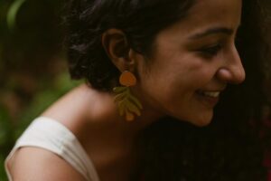 Darshana Rajendran Instagram - Thank you for the love for my first #smallthingswithbigpeople post. It’s pushed me to jump on to my next. 

The next collaboration is something I did with a bunch of artists I admire, but in a space that I’ve always been awkward about. My friends joke about my Instagram page being like a movie theatre wall with just film posters, so here are a few photographs of my face wearing @roukabysreejithjeevan’s most beautiful saree and @annahmolbyannahmol’s lovely Rowan leaf earrings, that my very talented friend @aishwaryashok shot.

Best company in @dignifiedrepose, Happy, Valentine and the green at @oldharbourhotel :) 

#smallthingswithbigpeople