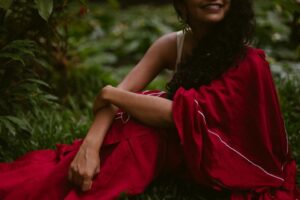 Darshana Rajendran Instagram - Thank you for the love for my first #smallthingswithbigpeople post. It’s pushed me to jump on to my next. 

The next collaboration is something I did with a bunch of artists I admire, but in a space that I’ve always been awkward about. My friends joke about my Instagram page being like a movie theatre wall with just film posters, so here are a few photographs of my face wearing @roukabysreejithjeevan’s most beautiful saree and @annahmolbyannahmol’s lovely Rowan leaf earrings, that my very talented friend @aishwaryashok shot.

Best company in @dignifiedrepose, Happy, Valentine and the green at @oldharbourhotel :) 

#smallthingswithbigpeople