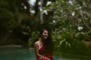 Darshana Rajendran Instagram - Thank you for the love for my first #smallthingswithbigpeople post. It’s pushed me to jump on to my next. 

The next collaboration is something I did with a bunch of artists I admire, but in a space that I’ve always been awkward about. My friends joke about my Instagram page being like a movie theatre wall with just film posters, so here are a few photographs of my face wearing @roukabysreejithjeevan’s most beautiful saree and @annahmolbyannahmol’s lovely Rowan leaf earrings, that my very talented friend @aishwaryashok shot.

Best company in @dignifiedrepose, Happy, Valentine and the green at @oldharbourhotel :) 

#smallthingswithbigpeople