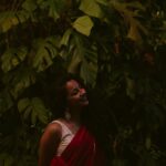 Darshana Rajendran Instagram - Thank you for the love for my first #smallthingswithbigpeople post. It’s pushed me to jump on to my next. The next collaboration is something I did with a bunch of artists I admire, but in a space that I’ve always been awkward about. My friends joke about my Instagram page being like a movie theatre wall with just film posters, so here are a few photographs of my face wearing @roukabysreejithjeevan’s most beautiful saree and @annahmolbyannahmol’s lovely Rowan leaf earrings, that my very talented friend @aishwaryashok shot. Best company in @dignifiedrepose, Happy, Valentine and the green at @oldharbourhotel :) #smallthingswithbigpeople Old Harbour Hotel, Kochi, India