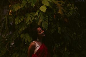 Darshana Rajendran Instagram - Thank you for the love for my first #smallthingswithbigpeople post. It’s pushed me to jump on to my next. 

The next collaboration is something I did with a bunch of artists I admire, but in a space that I’ve always been awkward about. My friends joke about my Instagram page being like a movie theatre wall with just film posters, so here are a few photographs of my face wearing @roukabysreejithjeevan’s most beautiful saree and @annahmolbyannahmol’s lovely Rowan leaf earrings, that my very talented friend @aishwaryashok shot.

Best company in @dignifiedrepose, Happy, Valentine and the green at @oldharbourhotel :) 

#smallthingswithbigpeople