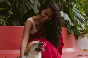 Darshana Rajendran Instagram - Thank you for the love for my first #smallthingswithbigpeople post. It’s pushed me to jump on to my next. 

The next collaboration is something I did with a bunch of artists I admire, but in a space that I’ve always been awkward about. My friends joke about my Instagram page being like a movie theatre wall with just film posters, so here are a few photographs of my face wearing @roukabysreejithjeevan’s most beautiful saree and @annahmolbyannahmol’s lovely Rowan leaf earrings, that my very talented friend @aishwaryashok shot.

Best company in @dignifiedrepose, Happy, Valentine and the green at @oldharbourhotel :) 

#smallthingswithbigpeople