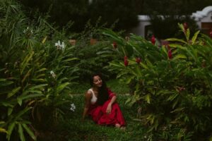 Darshana Rajendran Instagram - Thank you for the love for my first #smallthingswithbigpeople post. It’s pushed me to jump on to my next. 

The next collaboration is something I did with a bunch of artists I admire, but in a space that I’ve always been awkward about. My friends joke about my Instagram page being like a movie theatre wall with just film posters, so here are a few photographs of my face wearing @roukabysreejithjeevan’s most beautiful saree and @annahmolbyannahmol’s lovely Rowan leaf earrings, that my very talented friend @aishwaryashok shot.

Best company in @dignifiedrepose, Happy, Valentine and the green at @oldharbourhotel :) 

#smallthingswithbigpeople