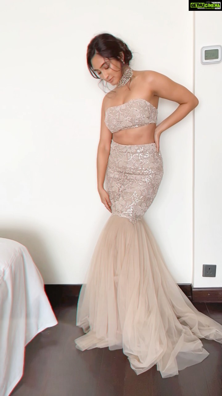 Deepti Sati Instagram - Brides wanna have fun and we’re here for it! 🥳 Our super light Beige Mermaid Bridal lehenga allows you to move and groove freely. 💃🏻 🪩 You can style it in 3 different ways! It comes with an attachable cape and a bandeau top with tulle tie back. 🤎