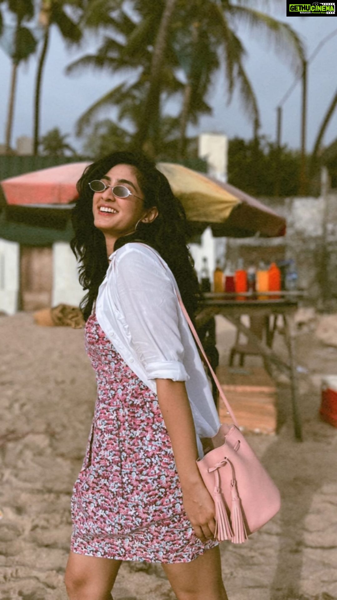 Deepti Sati Instagram - Evening Walks by the beach are under rated 🥰 #reels #feels