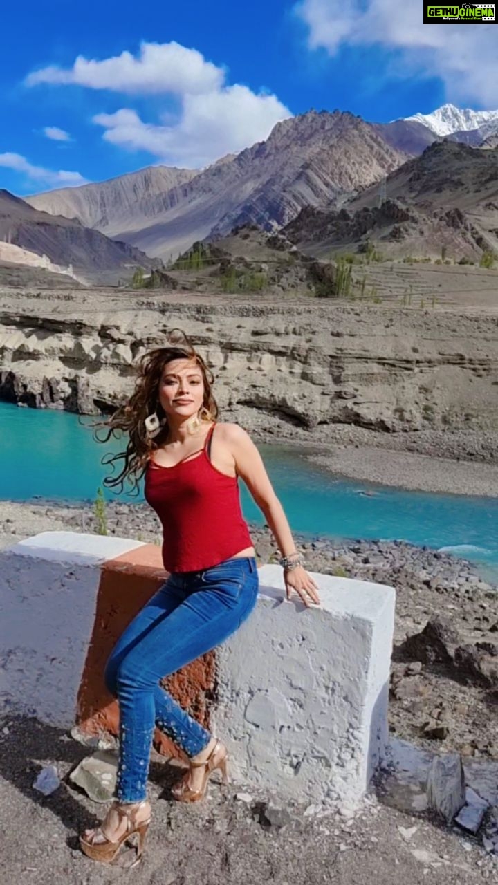 Devshi Khandur Instagram - #waitaminute ❤ When you see such a beautiful place and realise wait a minute.. what took me so long to visit such a beautiful place being a #wanderer Sangam is one of the place to visit in Leh ladakh and get ready for the breathtaking view ❤ #mustvisit #devshikhanduri #actor #lehladakh #travellist #traveller #traveladdict #travelvideo #mountains #river #thar #beautifuldestinations #happiness #dance #nature #happygirl #travel #view #travelgirl #travelwithstyle #lifestyle #beauty #Travelblogger #WonderfulPlaces #BestVacations #BeautifulPlaces #BestPlacesToGo #love Sangam Lake Leh