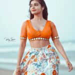 Dharsha Gupta Instagram – 🤍🧡Kaatraipol nesipaya…….!!!🧡🤍
Hairstylist- @marysbridalstudio 
Costume- @designer_siddhu 
Pic- @raj_isaac_photography Ecr Beach