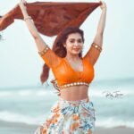 Dharsha Gupta Instagram – 🤍🧡Kaatraipol nesipaya…….!!!🧡🤍
Hairstylist- @marysbridalstudio 
Costume- @designer_siddhu 
Pic- @raj_isaac_photography Ecr Beach